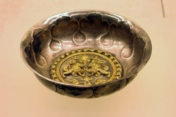 Gilt silver bowl with two lion pattern